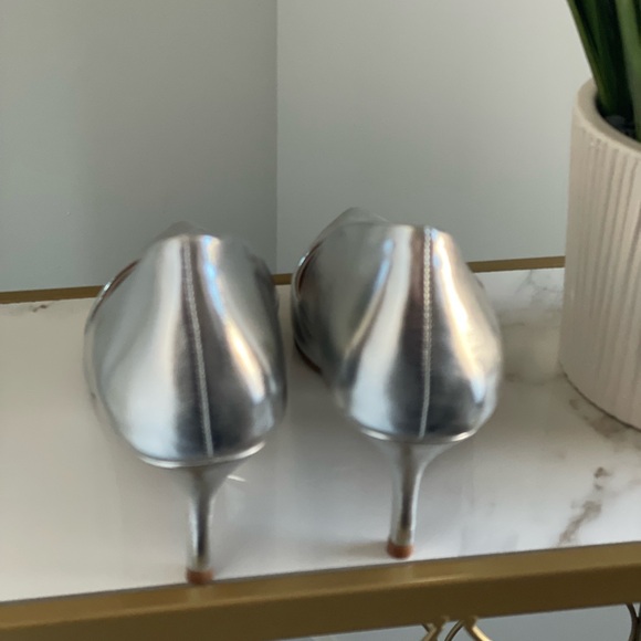 Never worn Charles David Silver Pumps - Picture 2 of 5